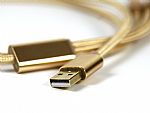 Adapterkabel in elegantem Gold mit textilummanteltem Design und USB-Anschluss für vielseitige Verbindungen.