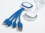 Adapterkabel mit mehreren Anschlüssen in Blau und Weiß, ideal für das Laden verschiedener Geräte und individuell bedruckbar.
