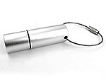 Alu-USB-Stick mit schickem, silbernem Gehäuse und praktischem Aufhängesystem für einfache Handhabung.