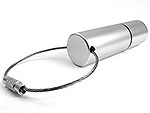 USB-Stick in silberner Metalloptik mit sicherer Kabelbefestigung für praktischen und stilvollen Einsatz.