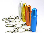 Bunt glänzende USB-Sticks in silber, gold, orange und blau, jeweils mit einem Schlüsselring zur praktischen Befestigung.