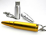 USB-Sticks in Form von Gewehrpatronen, erhältlich in Gold und Silber, ideal für individuelle Gestaltungen und Werbeaktionen.