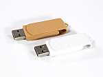 Nachhaltiger USB-Stick im natürlichen Design, in Braun und Weiß, mit Platz für individuelles Branding.
