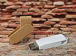Nachhaltige USB-Sticks in Braun und Weiß, ideal als Werbemittel mit Platz für individuelles Logo.