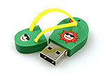USB-Stick in Form einer Flip-Flop-Sandale, grün mit gelben Akzenten und Platz für individuelle Bedruckung.
