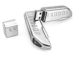 USB-Stick im futuristischen Design mit silberner Oberfläche und abnehmbarem Deckel für individuelles Branding.