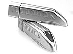USB-Stick in Form eines futuristischen Zuges, metallic und mit Platz für individuelle Bedruckung. Ideal für kreative Werbeaktionen.