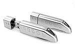 USB-Stick in Form eines Futuristik-Zuges aus silbernem Metall, ideal für individuelle Branding-Möglichkeiten.