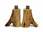 USB-Stick in Form eines Baumstamm-Astes, individuell gestaltbar für Firmenlogos und kreative Werbeideen.
