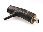 USB-Stick in Form eines Baumstamms mit natürlichem Holzfinish und Platz für eine individuelle Logo-Gestaltung.