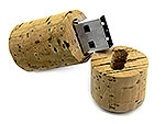 USB-Stick im Korkdesign, attraktiv und praktisches Accessoire mit Platz für individuelles Branding.