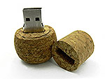USB-Stick im Korkdesign mit herausziehbarem Gehäuse, ideal für individuelle Logo-Drucke und als Geschenkidee.