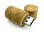 USB-Stick im Korkdesign mit abnehmbarem Deckel, ideal für individuelles Branding und kreative Werbeaktionen.