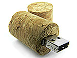 USB-Stick im Korkdesign mit praktischem Metallanschluss und Platz für individuelle Logo-Gestaltung.