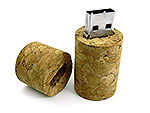 USB-Stick im Korkdesign mit abnehmbarem Deckel und Platz für personalisierbare Logo-Gestaltung.