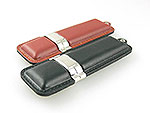 Zwei USB-Sticks mit elegantem Lederetui in Schwarz und Rot, ideal für individuelle Branding-Möglichkeiten.