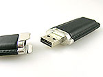 USB-Stick mit elegantem schwarzem Lederdesign und einem silbernen Verschlussmechanismus für sicheren Schutz.