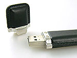 Hochwertiger USB-Stick mit schwarzem Lederdesign und silbernem Gehäuse, ideal für individuelle Logos und Werbezwecke.
