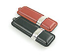 Lederner USB-Stick in Schwarz und Braun, jeweils mit metallischem Mittelteil für individuelles Branding.