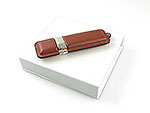 USB-Stick in eleganter Lederoptik mit silbernem Verschluss und Platz für individuelles Branding. Ideal als Werbegeschenk.