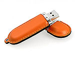 USB-Stick mit orangefarbener Lederhülle und Schutzkappe, ideal für individuelle Logos und Firmenpräsentationen.