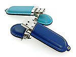 USB-Sticks in Blau- und Hellblau mit edlem Lederetui und Platz für individuelle Logo-Bestickung. Ideal für Werbezwecke.