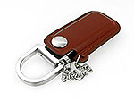 USB-Stick in braunem Lederdesign mit praktischem Metallring und Platz für individuelle Logos.