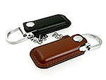 Zwei USB-Sticks mit Lederhülle in Schwarz und Braun, jeweils mit Schlüsselring zur praktischen Befestigung.