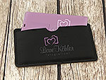 Lederetui mit Platz für Visitenkarten und USB-Stick, personalisiert mit Logo und markantem Design.