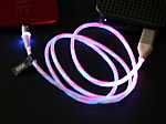 Leuchtendes USB-Ladekabel mit buntem Licht und typischen Steckertypen für modernes Laden und Datenübertragung.