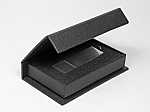 Hochwertige Magnetbox mit USB-Stick in schwarzem Gehäuse, ideal für Präsentationen und individuelle Bedruckung.