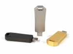 Drei USB-Sticks in verschiedenen Farben (schwarz, silber, gold) mit Platz für individuelles Branding und Logo.