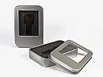 Metallbox in Silber mit Sichtfenster und schützender Inneneinlage, ideal für die Präsentation von USB-Sticks.