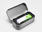 USB-Stick in einer eleganten Metallbox, ausgestattet mit grün-weißem Gehäuse und Platz für individuelles Branding.