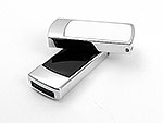 Eleganter USB-Stick mit glänzendem Gehäuse in Silber und Schwarz, ideal für personalisierte Logos und Werbeaktionen.