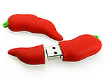 USB-Stick in Form einer roten Chili mit grünem Anhänger, ideal für individuelle Logo-Drucke und kreative Präsentationen.