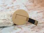 USB-Stick in kreisförmigem Design aus Biokunststoff, ideal für individuelles Branding und umweltbewusste Werbung.