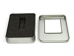 Rechteckige Metalldose mit Schaumstoffeinlage, ideal für die sichere Aufbewahrung von USB-Sticks oder Kleinartikeln.