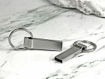 Stylischer USB-Stick mit Schlüsselring, ideal für personalisierte Werbegeschenke und Markenpromotion.