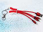 Multiladekabel in Rot mit dreifacher Anschlussmöglichkeit, ideal für mobile Geräte und personalisierbaren Logo-Bereich.