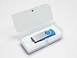 USB-Stick mit silbernem Gehäuse und blauem Akzent, präsentiert in einer transparenten Magnetbox. Ideal für Werbezwecke.