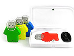 USB-Sticks in Form von T-Shirts in verschiedenen Farben, inklusive rotem USB-Stick in transparenter Box. Ideal für individuelle Werbeaktionen.