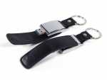 Eleganter USB-Stick mit schwarzem Lederband und Schlüsselanhänger für individuelles Branding. Ideal als Werbegeschenk.