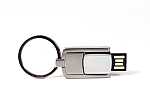 USB-Stick im Schlüsselanhänger-Format mit silbernem Gehäuse und Platz für individuelles Branding.