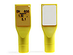 Gelbes Etikettierwerkzeug mit beschreibbarem Feld und technischen Angaben für präzise Kennzeichnung.