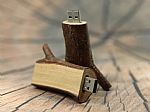USB-Stick im einzigartigen Holzdesign, ideal für individuelle Firmenlogos und umweltbewusste Werbeaktionen.