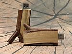 USB-Stick aus Holz im Baumstamm-Design mit Platz für individuelle Logo-Bedruckung. Ideal für kreative Werbeaktionen.