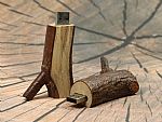 USB-Stick im Holzdesign, naturgetreu gestaltet, ideal für individuelles Branding und Firmenlogos.