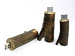 USB-Stick im Design eines Holzast mit praktischem Anschluss und Platz für individuelles Branding.