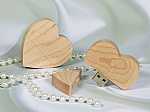 USB-Stick in Herzform aus hellem Holz, ideal für Hochzeiten und individuelle Werbeaktionen.